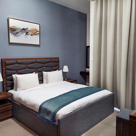 Luxe Grand Hotel Apartments Sharjah Luaran gambar A bedroom in a hotel