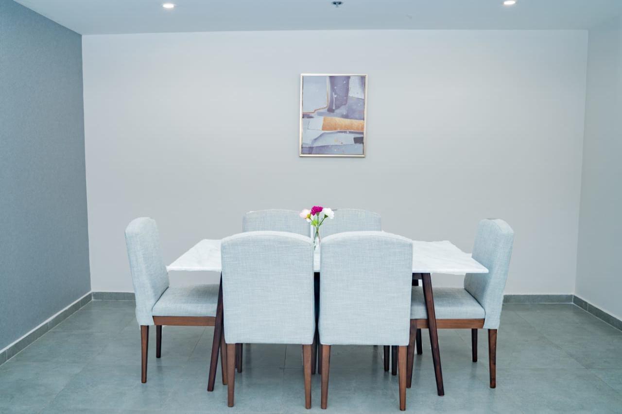 Luxe Grand Hotel Apartments Sharjah Luaran gambar A dining room