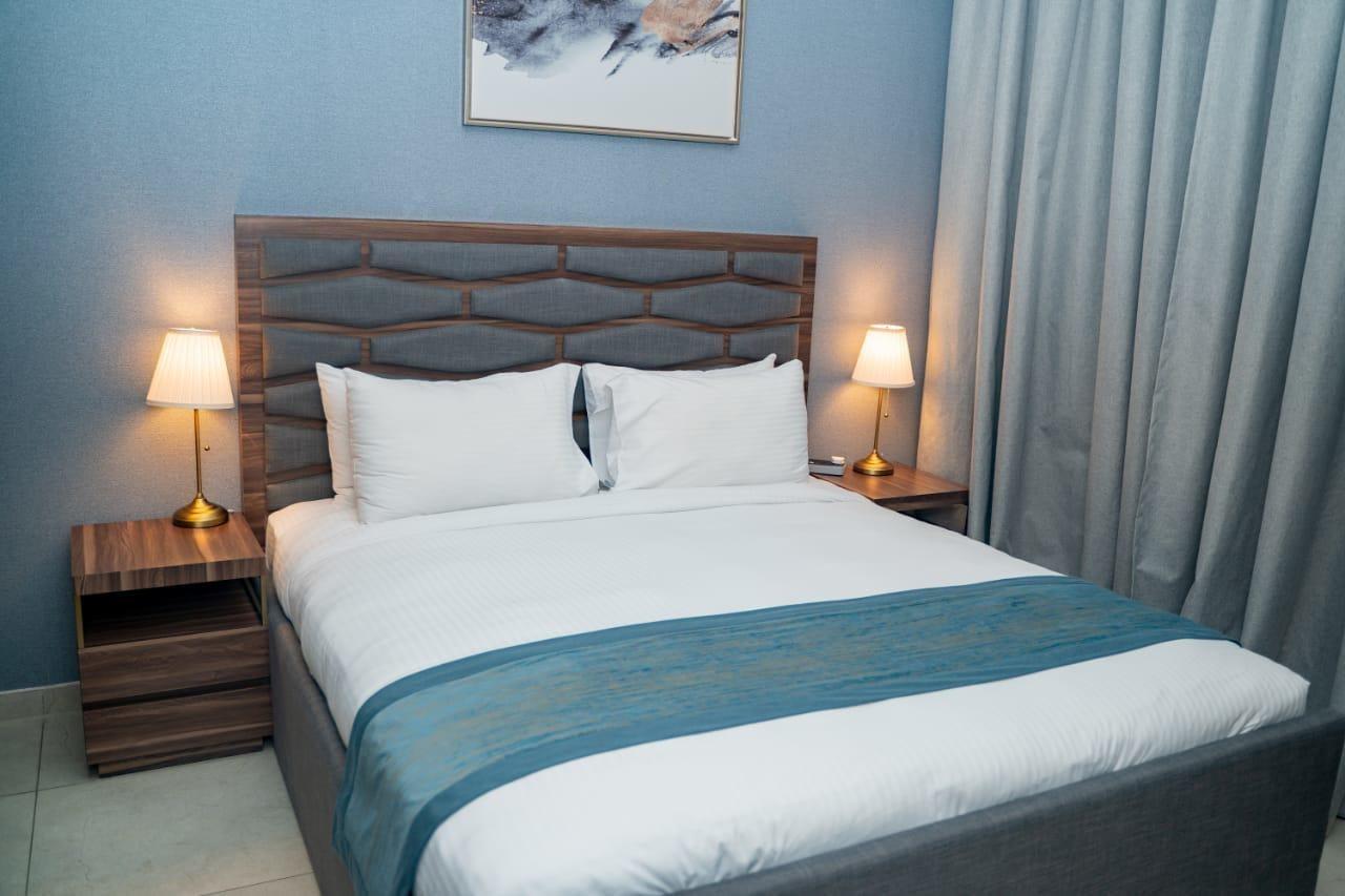 Luxe Grand Hotel Apartments Sharjah Luaran gambar A bed with a bed runner