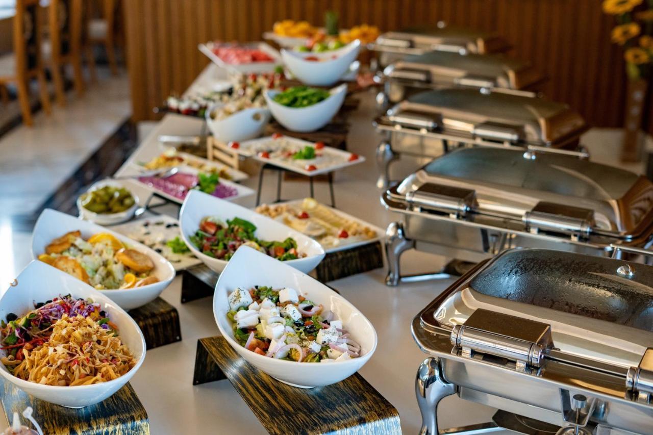 Luxe Grand Hotel Apartments Sharjah Luaran gambar A buffet at a hotel