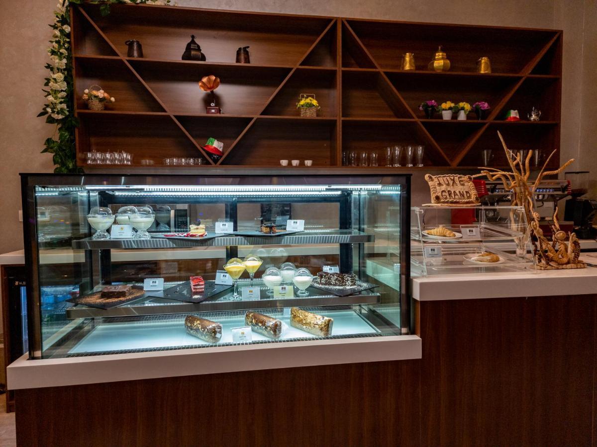 Luxe Grand Hotel Apartments Sharjah Luaran gambar A pastry display case