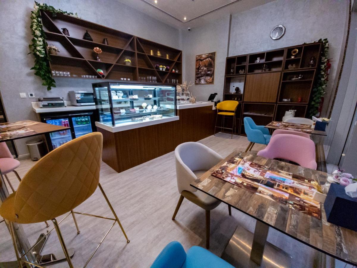 Luxe Grand Hotel Apartments Sharjah Luaran gambar A cafe in the United Arab Emirates