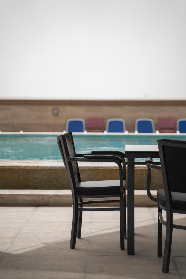 Luxe Grand Hotel Apartments Sharjah Luaran gambar The pool at the hotel