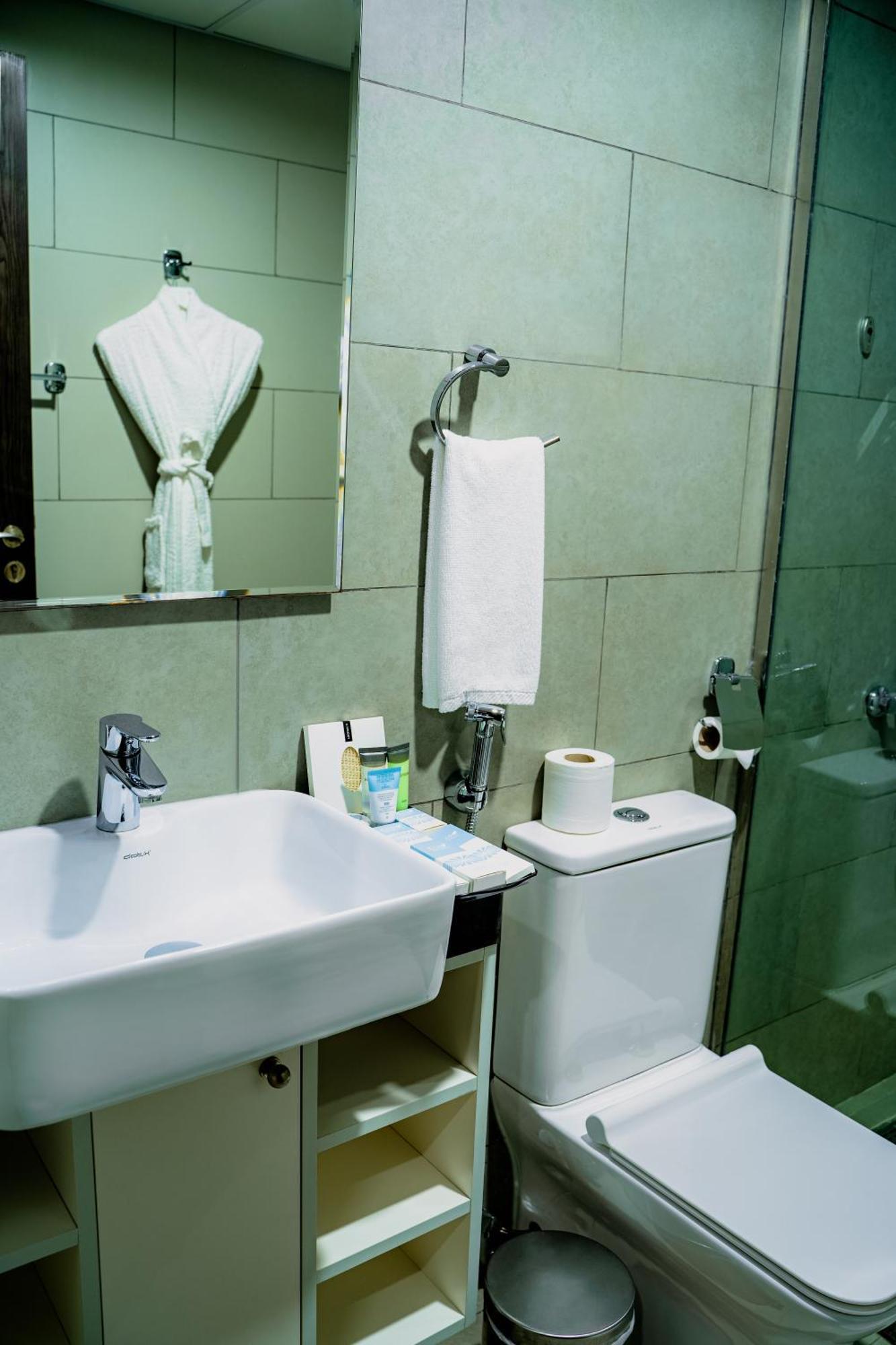 Luxe Grand Hotel Apartments Sharjah Bilik gambar Bathroom